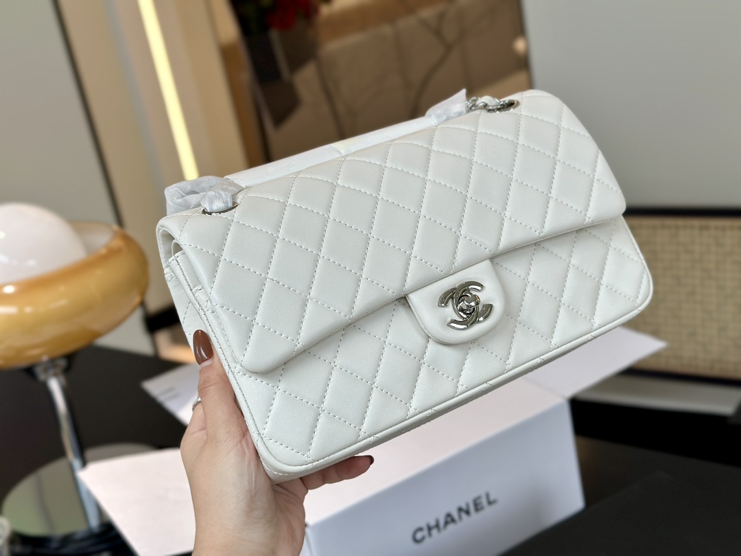 Chanel sheepskin handbag（white）
