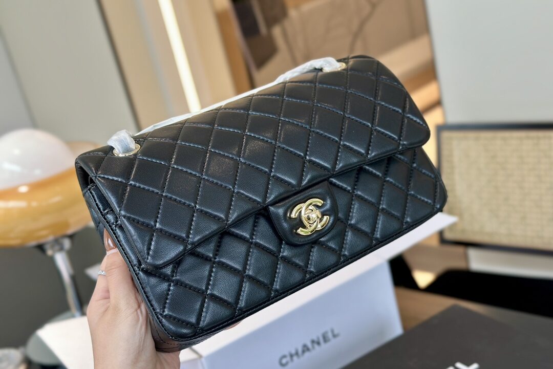 Chanel sheepskin handbag（black）