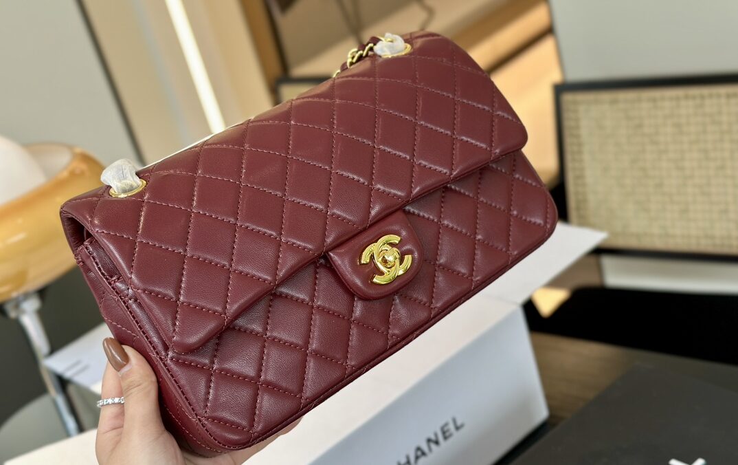 Chanel sheepskin handbag（Wine red）